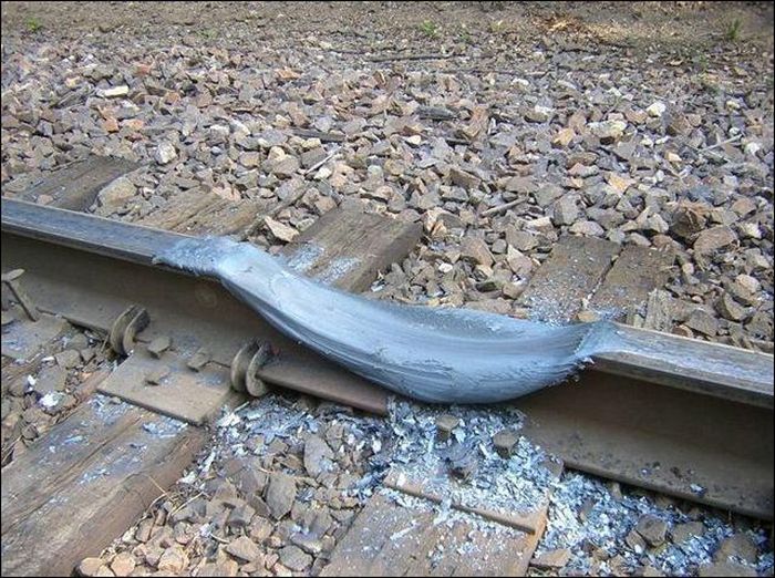 Последствия пробуксовки поезда (3 фото + видео)
