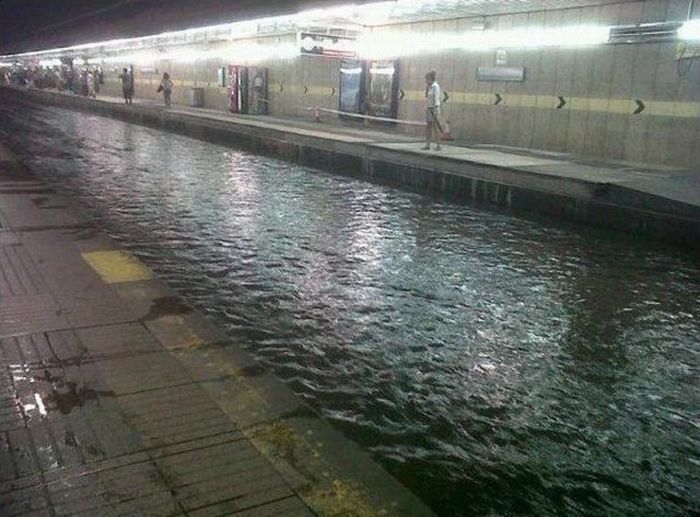 Плавающее метро в Барселоне (2 фото + видео)