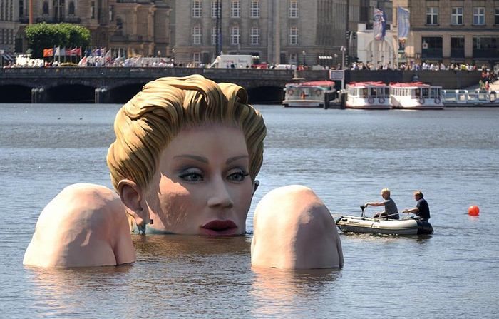 Купающаяся русалка в Гамбурге (11 фото)