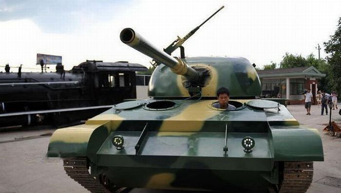 Житель Китая Хао Цзиньси собрал себе танк (6 фото)