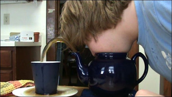 В чайник налили 3 литра холодной воды. Человек чайник. Смешной чайник. Наливает чай из чайника. Дует в чайник.