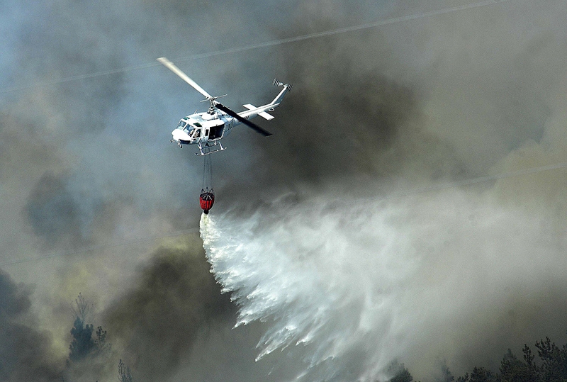 Скинь вертолет. Вертолет сбрасывает воду. С вертолёта сбрасывают огонь. Вертолёт бе 2 МЧС сбрасывает воду.