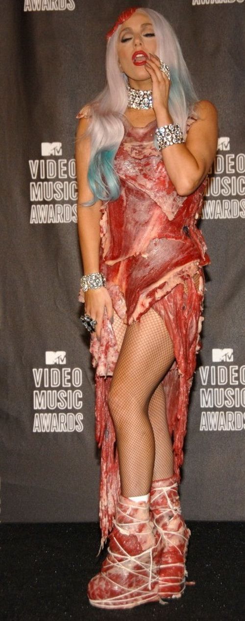Леди гага в мясе. Леди Гага платья. Lady Gaga мясное платье. Леди Гага в м,сном платье. Леди Гага в платье из сырого мяса.