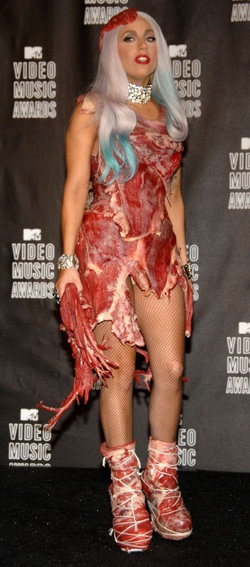 Леди гага в мясе. Мясное платье леди Гаги. Мясной наряд леди Гаги. Леди Гага платье из мяса.