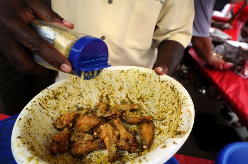 Миниатюрная азиатка по кличке Черная Вдова пожирает груды еды (10 фото)