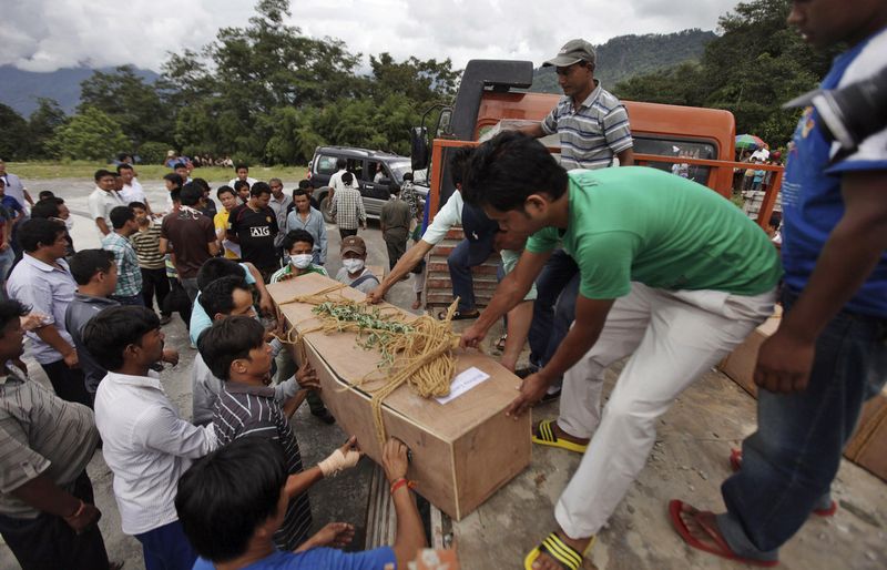 Число жертв землетрясении в Индии растет