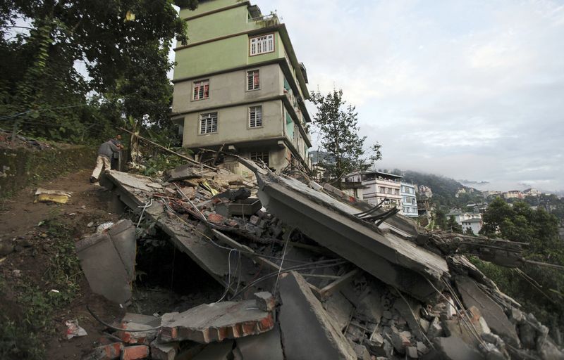 Число жертв землетрясении в Индии растет