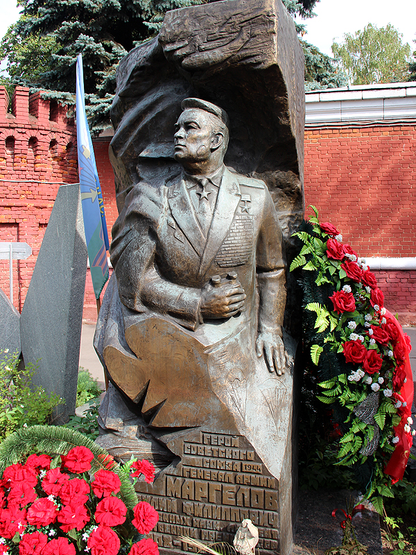 Памятники знаменитостям на новодевичьем кладбище фото