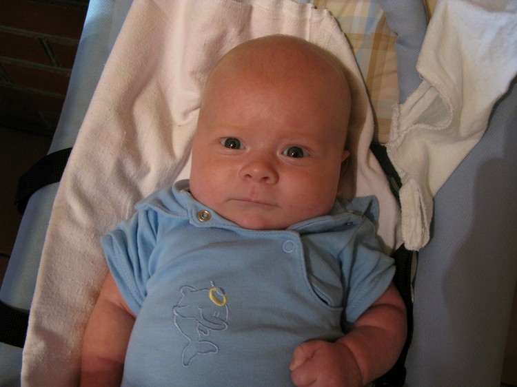 Ребенок в 2 месяца фото. 2 Месяца мальчику. Двухмесячный мальчик. Новорожденный мальчик 2 месяца. Фото грудничков.