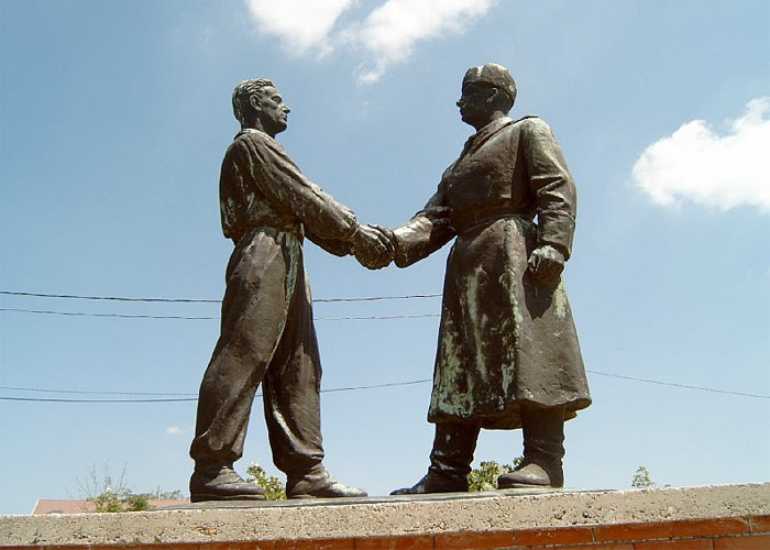 Памятники ссср. Памятники героям Великой Отечественной войны 2 солдатам. Памятник два солдата. Великие памятники СССР.