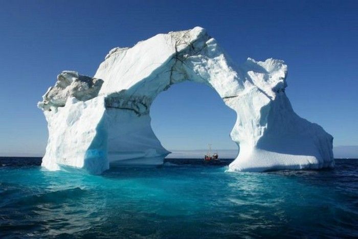 Фото айсберга под водой