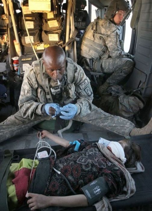 Американский военный врач. Американский военный медик. Американский солдат медик. Американские военные врачи.