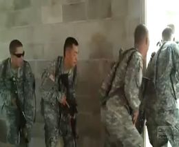 Американские солдаты штурмуют туалет 