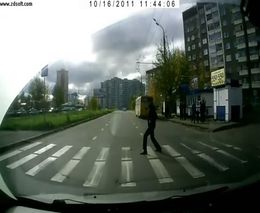 Пешеход-идиот:)