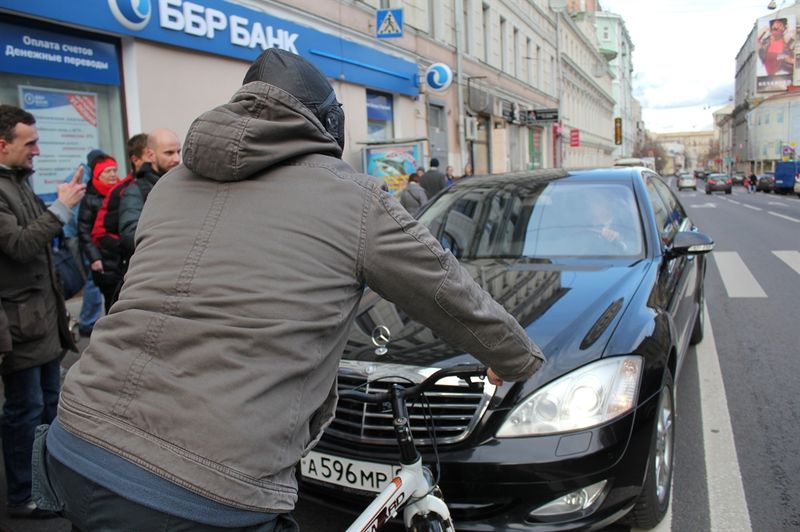 Высоцкий едет на мерседесе