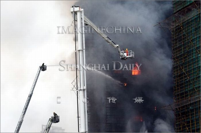 Пожар в высотном здании в Шанхае (30 фото)