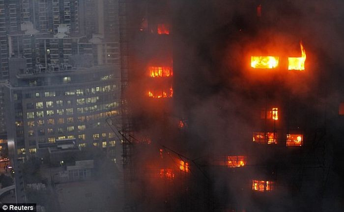 Пожар в высотном здании в Шанхае (30 фото)