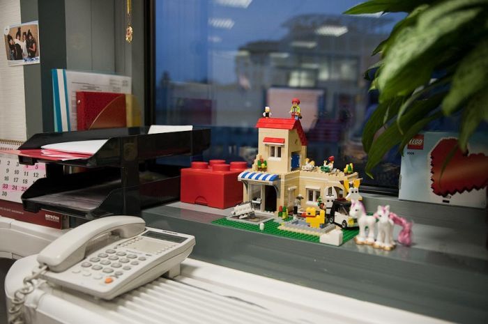 Необычный офис: работа среди игрушек (47 фото)