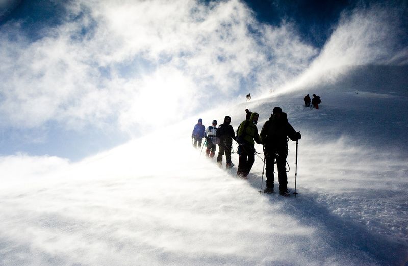 Против ветра на Монблане. Мой друг Ласло Варкони ведет группу на горе Монблан. Он погиб на Эвересте в апреле этого года, когда на него упал большой ледниковый зубец. (Photo and caption by Aniko Molnar)