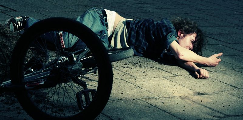 Падение с велосипеда. Велосипедист упал со своего BMX после неудачной попытки оседлать перила. Чувствуя боль, даже амбициозные, сильные любители экстремального спорта похожи на простых, ранимых детей. Видимо, какое-то время, ему придется использовать лишь велотренажеры. (Photo and caption by Karolis Milasevicius)