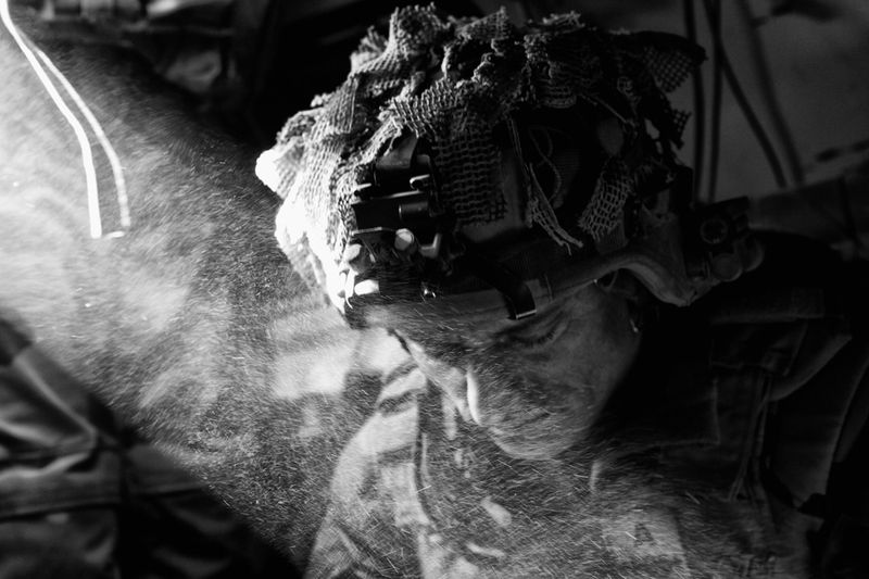 Падший ангел. Легионер из французского иностранного легиона сидит в бронетранспортере по пути на боевое задание недалеко от Бадпаш Куса Кала, Афганистан, 16 июня 2010 года. (Photo and caption by Steven Greaves)