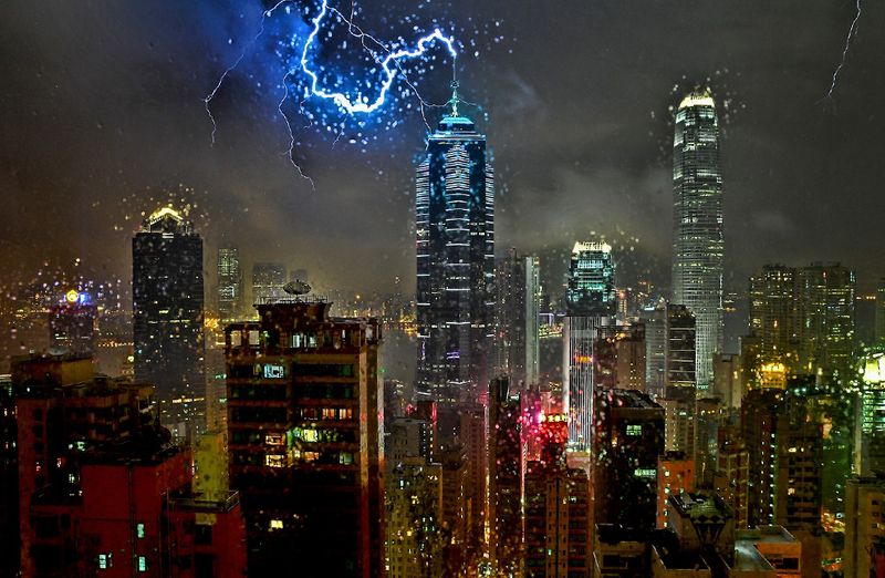Удар молнии. Молния бьет в антенну небоскреба в Гонконге 13 сентября 2009 года. (Photo and caption by Michael Siward)