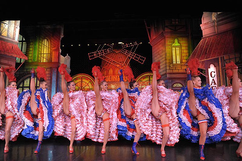 Танцовщицы канкана на сцене знаменитого кабаре "Мулен Руж" умудрились в течение минуты поднять ножки в воздух 720 раз. Каждая из 30 девушек за минуту подняла ногу вверх 24 раза.
