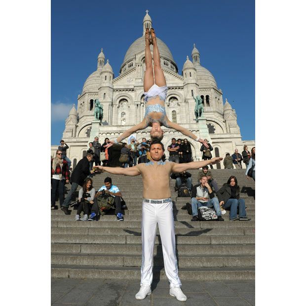Анатолий и Моника Стукан из России и Чехии, соответственно, перед попыткой побить мировой рекорд по количеству пройденных за 1 минуту лестниц с балансирующим человеком на голове в Париже.