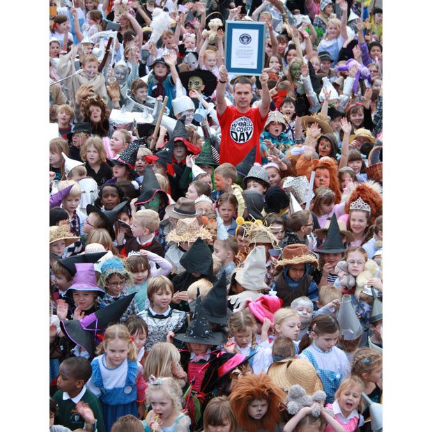 Благодаря 446 детям из начальной школы Брингтона был установлен рекорд по нахождению в одном месте наибольшего количества людей, одетых в костюмы героев произведения «Волшебник страны Оз».