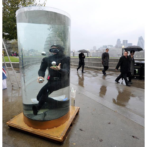 Рядом с лондонским Тауэром был установлен новый рекорд книги Гиннеса. Мерлин Кадоган в течение 1 минуты 20 секунд на одном дыхании жонглировал 3-мя предметами под водой.