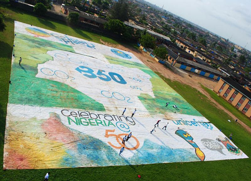 В Нигерии студентами одной из школы искусств было создано самое большое изображение размером 63,5 метра на 49,3 метра.