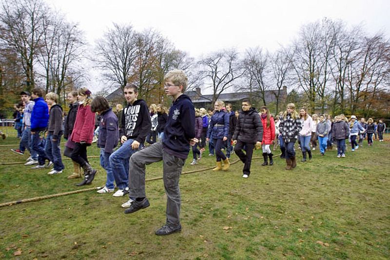 В Голландии 335-ю учениками одной из школ был поставлен рекорд по количеству людей, стоящих на одной ноге.