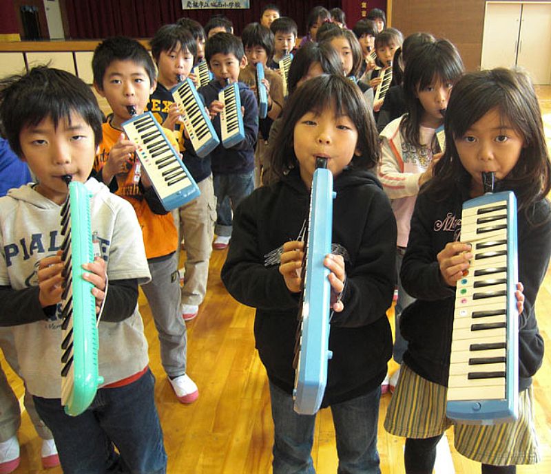 В Японии также существует самый большой детский ансамбль, в котором играют 158 детей.