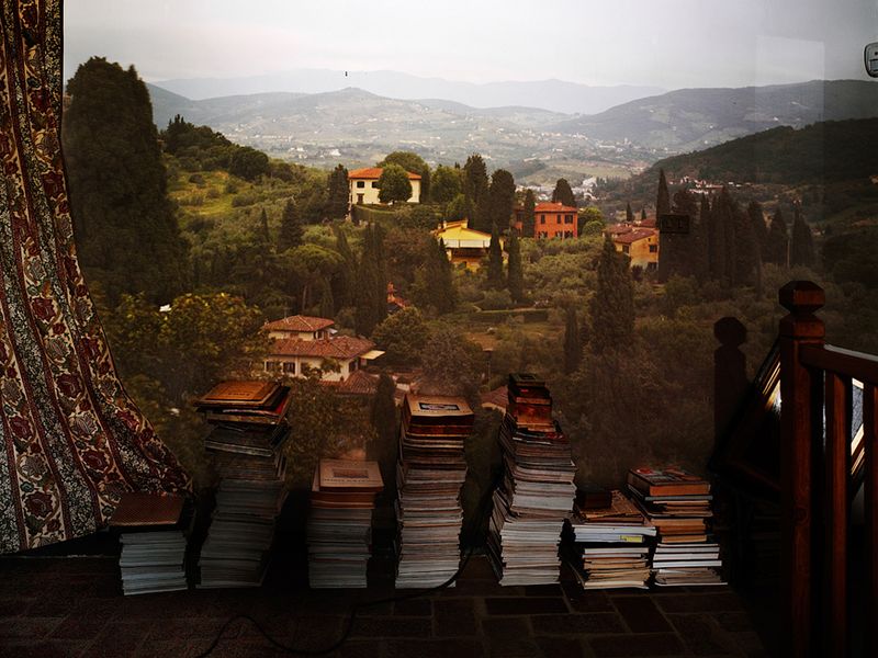 Вид на окраины Флоренции с книгами. (© Abelardo Morell)