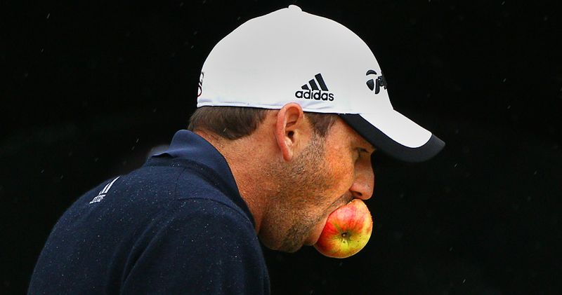 Серхио Гарсия ест яблоко во время третьего раунда турнира по гольфу в Мельбурне, 13 ноября. (Ryan Pierse/Getty Images)