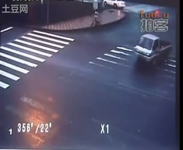 Забавная авария в Китае (никто не пострадал)