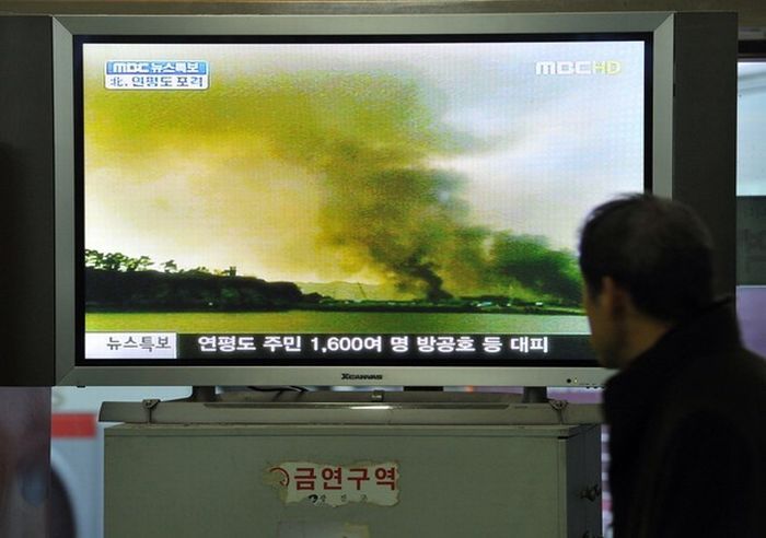КНДР обстреляла южнокорейский остров Енпхендо (20 фото)