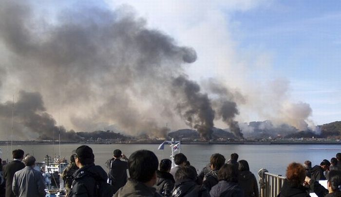 КНДР обстреляла южнокорейский остров Енпхендо (20 фото)