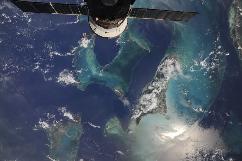 7. Из всех мест нашей великолепной планеты немногие могут соперничать по красоте и богатству красок с Багамами. На этом фото виден наш корабль «Progress-37» на фоне Багамам. Как же все-таки прекрасен наш мир!