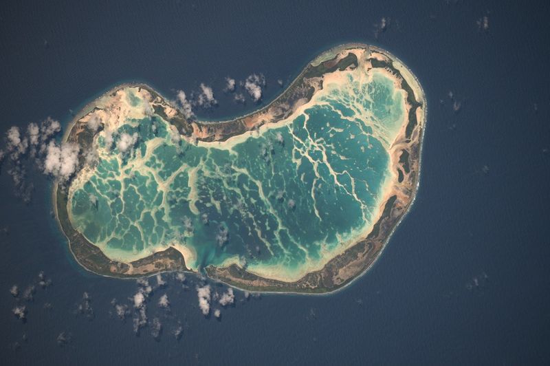 11. Прекрасный атолл в Тихом океане, сфотографированный с помощью 400-милимметрового объектива. Приблизительно в 1930 км к югу от Гонолулу.