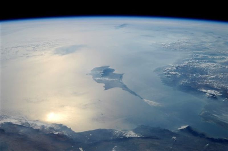 12. Прекрасное отражение солнечного света в восточной части Средиземного моря. Из космоса не видно границ… Оттуда открывается только захватывающий дух вид, как, например, вид на этот остров Кипр.