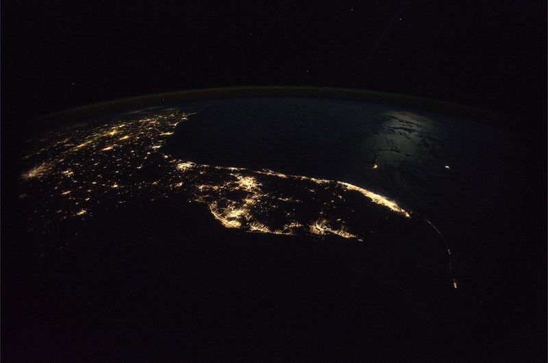 26. Флорида и юго-восточная часть США вечером. Ясный осенний вечер, лунный свет над водой и небо, усыпанное миллионами звезд.