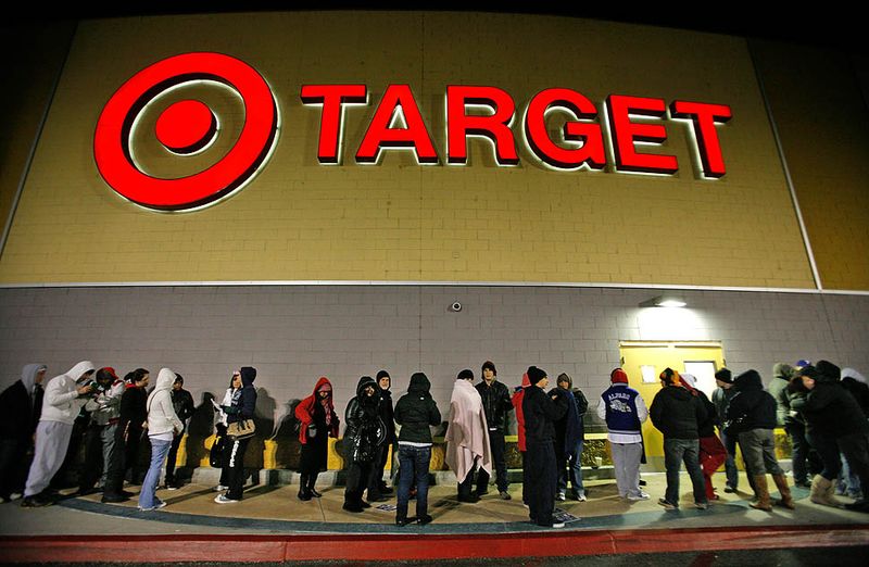В три часа ночи многочисленные покупатели ждут, когда откроются двери универмага Target в городе Бербанк, штат Калифорния. (Francine Orr / Los Angeles Times)