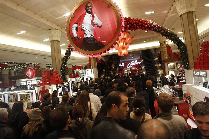 Покупатели заходят в универмаг Macy's в Нью-Йорке. (Jessica Rinaldi / Reuters)
