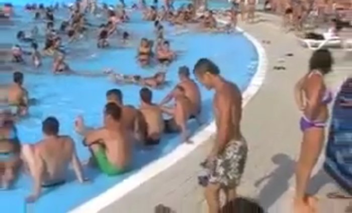 Девушка отрывается в бассейне (видео)