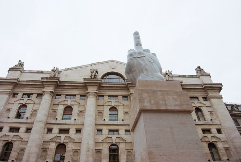 Необычный памятник в Милане (9 фото)