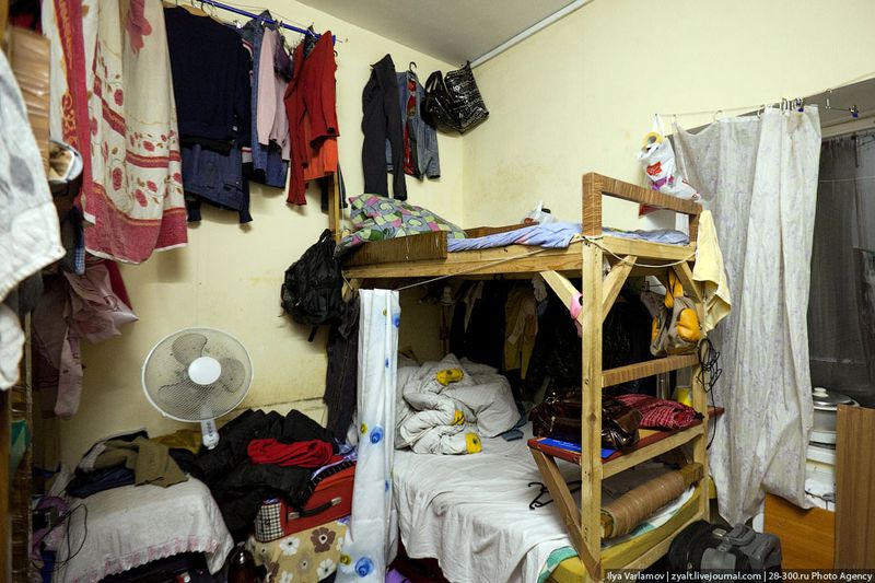 Вот так выглядит обычная комната в общежитии. В такой комнате люди готовят еду, складывают мусор, спят и работают.