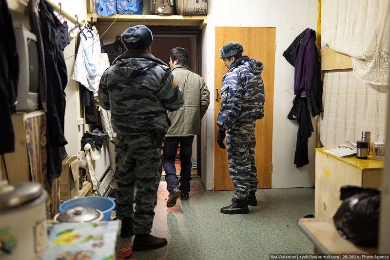 В этих комнатах проживает 500 граждан Китая и Вьетнама. При появление милиции все спрятались.