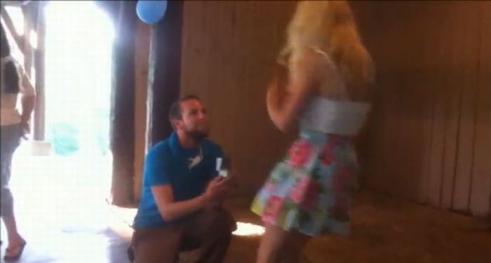 Романтический сюрприз, который довел девушку до обморока (6 фото + 1 видео)