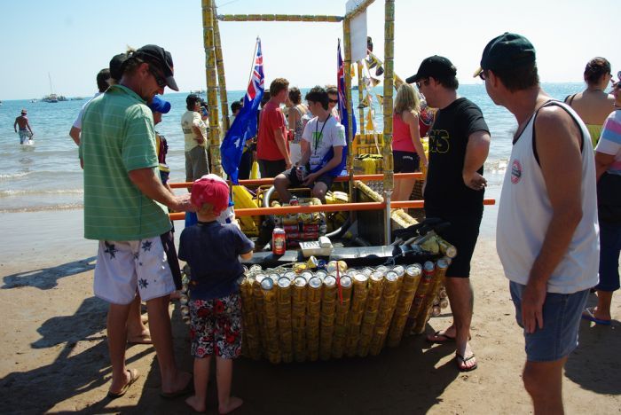 Лодки из пивных бутылок в гавани Сиднея, Австралия (16 фото + 1 видео)